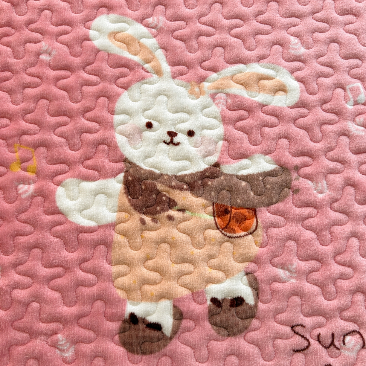 91家纺网 家纺一手货源 找家纺 梓依家纺 2025新款牛奶绒单床裙款蕾丝床盖三件套四件套 萌兔乐园-粉