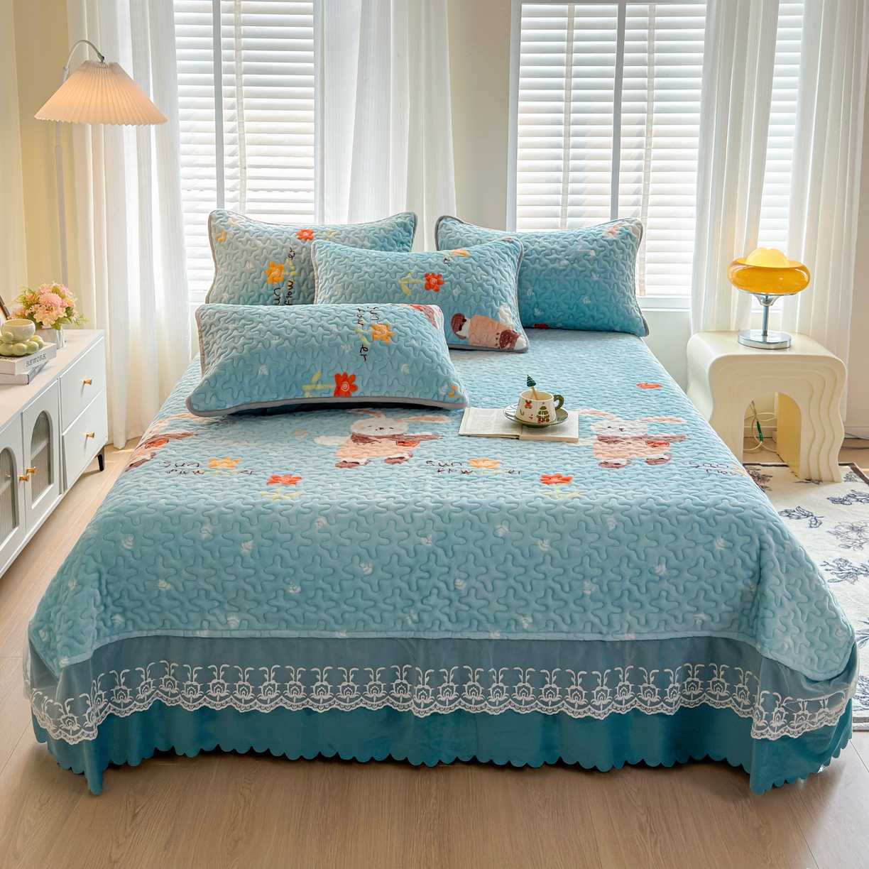 梓依家纺 2025新款牛奶绒单床裙款蕾丝床盖三件套四件套 萌兔乐园-蓝