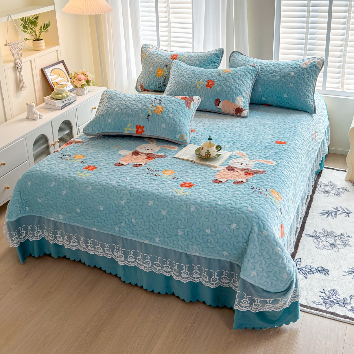 91家纺网 家纺一手货源 找家纺 梓依家纺 2025新款牛奶绒单床裙款蕾丝床盖三件套四件套 萌兔乐园-蓝