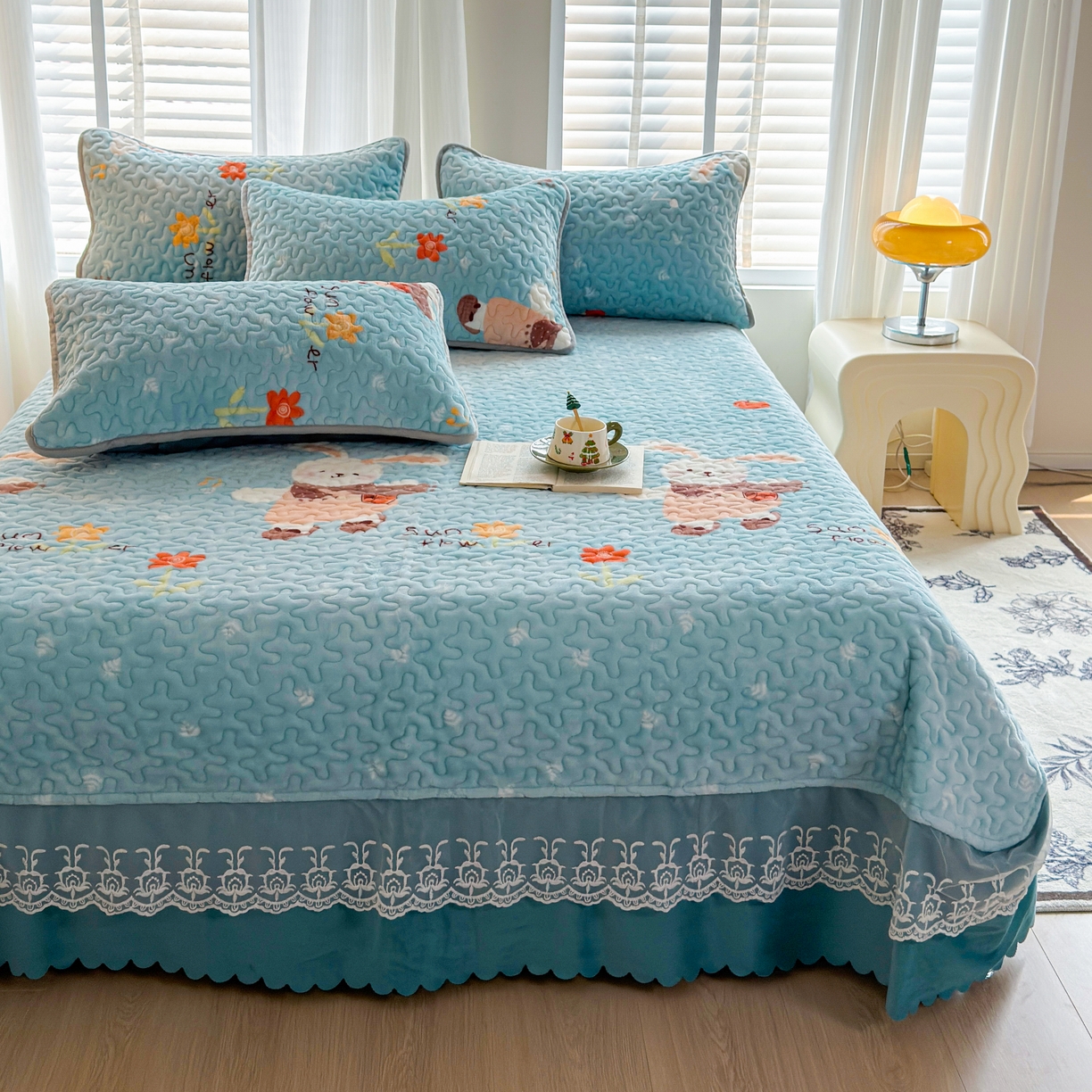 91家纺网 家纺一手货源 找家纺 梓依家纺 2025新款牛奶绒单床裙款蕾丝床盖三件套四件套 萌兔乐园-蓝