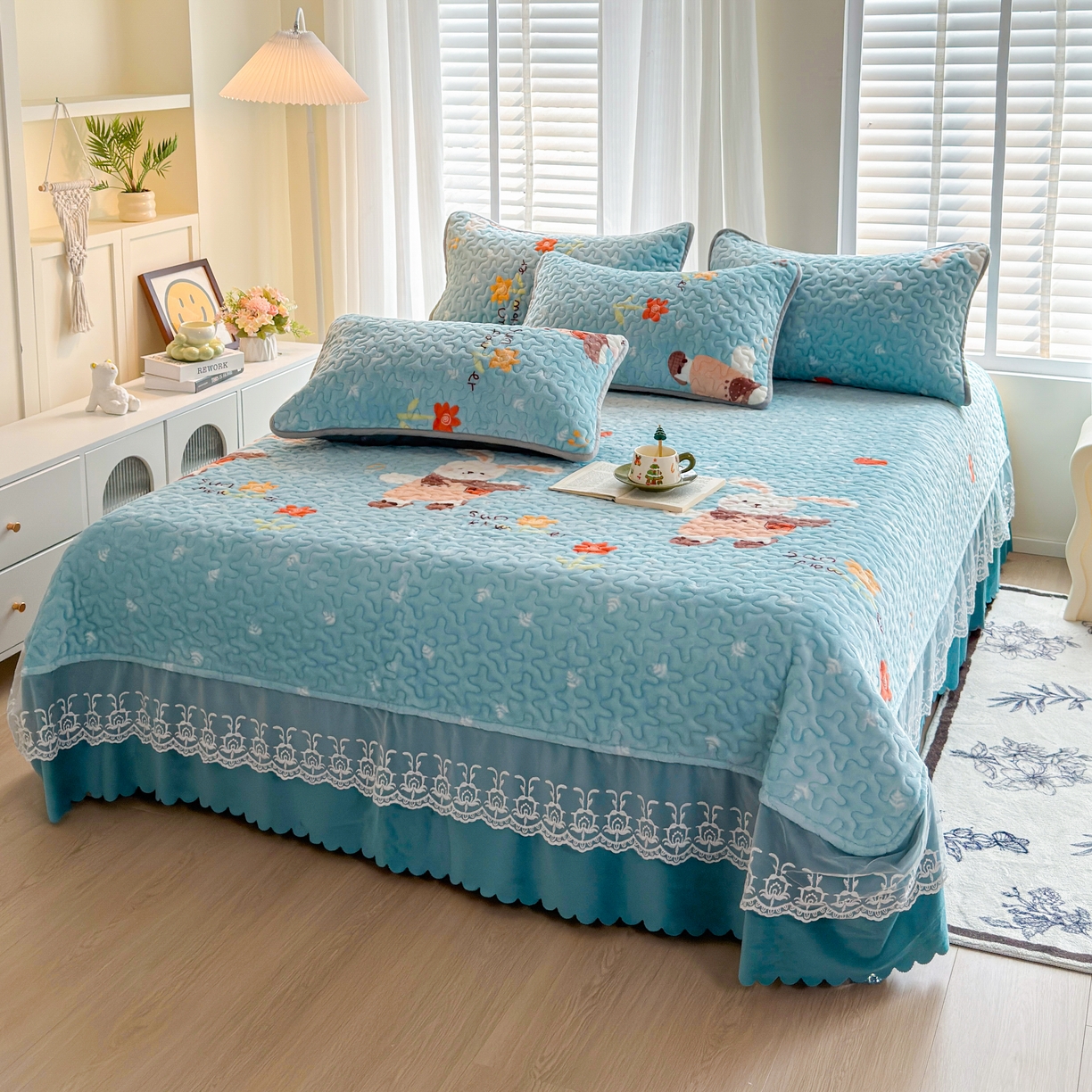 91家纺网 家纺一手货源 找家纺 梓依家纺 2025新款牛奶绒单床裙款蕾丝床盖三件套四件套 萌兔乐园-蓝