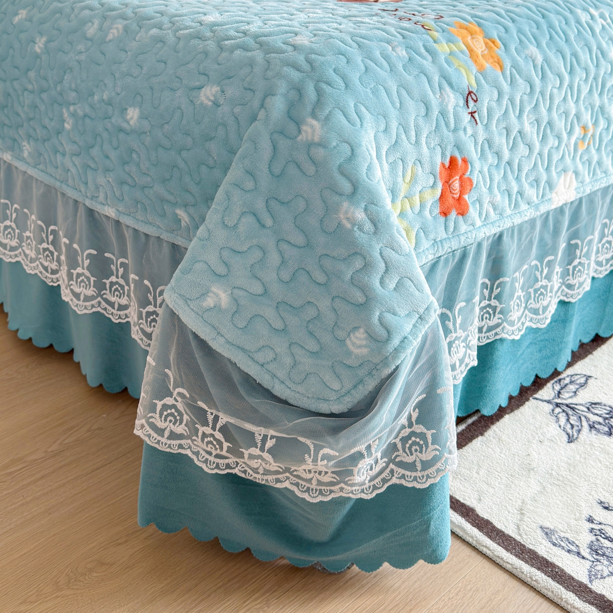 91家纺网 家纺一手货源 找家纺 梓依家纺 2025新款牛奶绒单床裙款蕾丝床盖三件套四件套 萌兔乐园-蓝