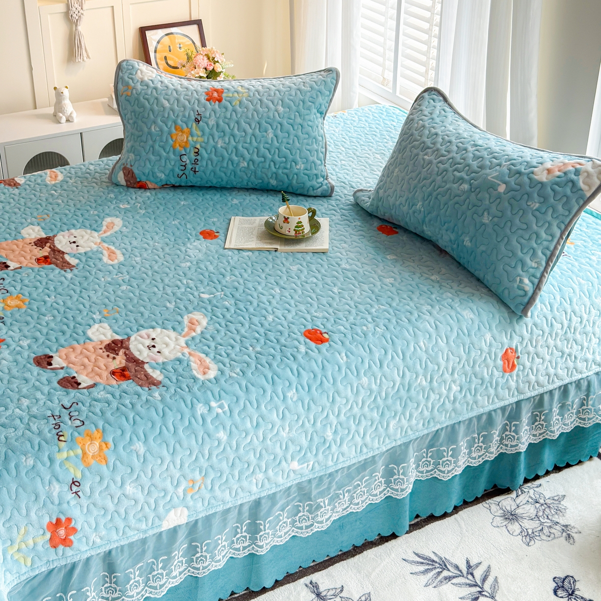 91家纺网 家纺一手货源 找家纺 梓依家纺 2025新款牛奶绒单床裙款蕾丝床盖三件套四件套 萌兔乐园-蓝