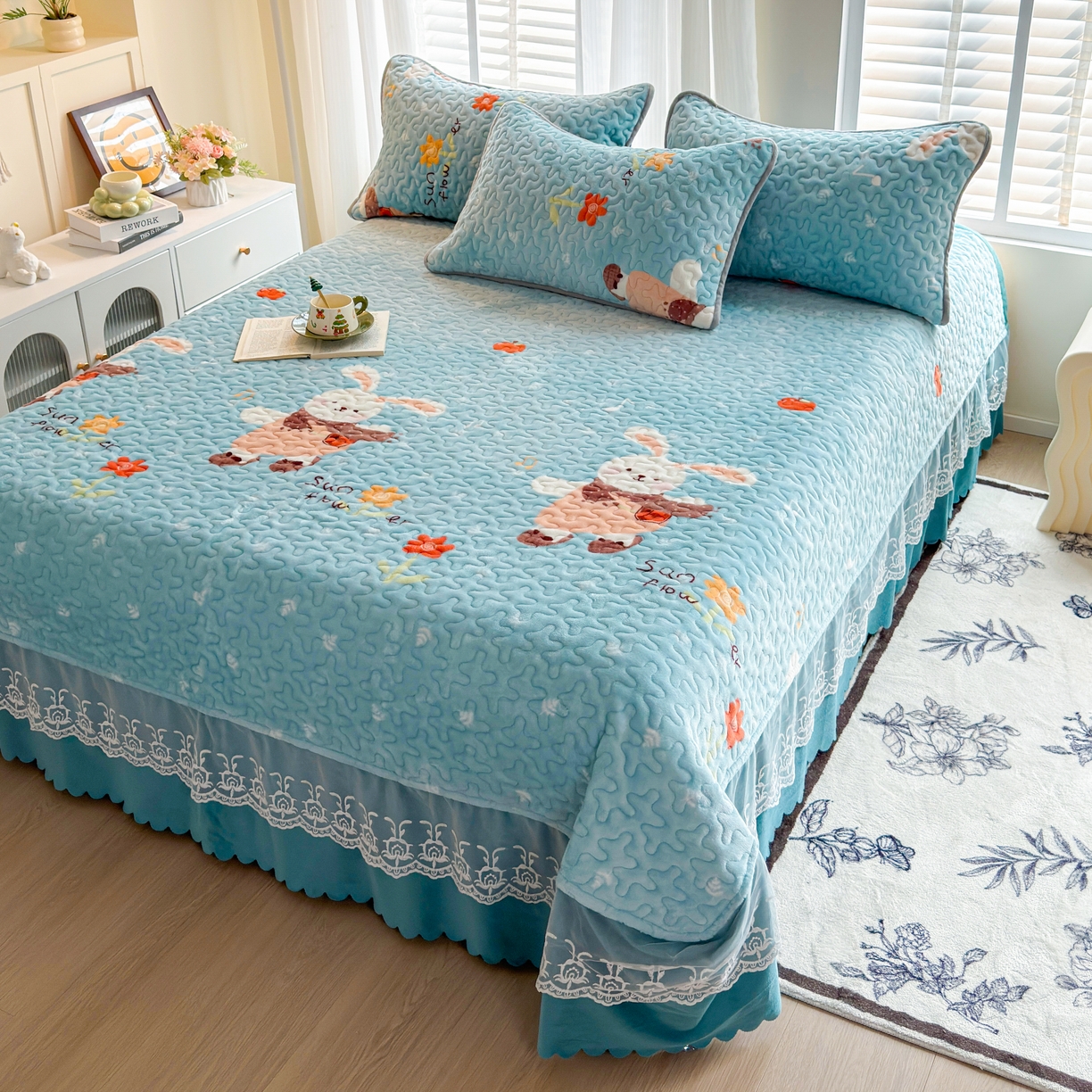 91家纺网 家纺一手货源 找家纺 梓依家纺 2025新款牛奶绒单床裙款蕾丝床盖三件套四件套 萌兔乐园-蓝