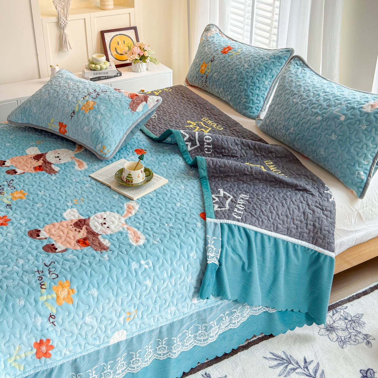 91家纺网 家纺一手货源 找家纺 梓依家纺 2025新款牛奶绒单床裙款蕾丝床盖三件套四件套 萌兔乐园-蓝