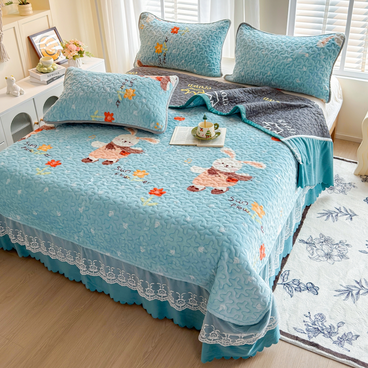 91家纺网 家纺一手货源 找家纺 梓依家纺 2025新款牛奶绒单床裙款蕾丝床盖三件套四件套 萌兔乐园-蓝