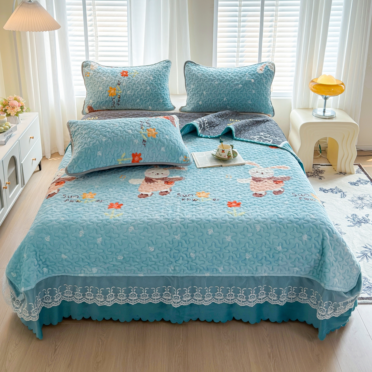 91家纺网 家纺一手货源 找家纺 梓依家纺 2025新款牛奶绒单床裙款蕾丝床盖三件套四件套 萌兔乐园-蓝