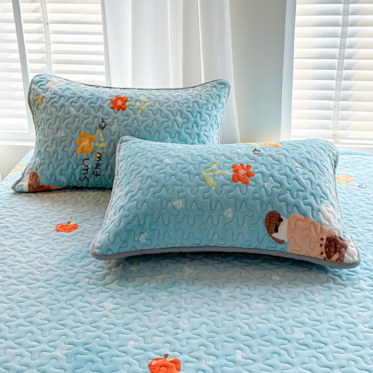 91家纺网 家纺一手货源 找家纺 梓依家纺 2025新款牛奶绒单床裙款蕾丝床盖三件套四件套 萌兔乐园-蓝