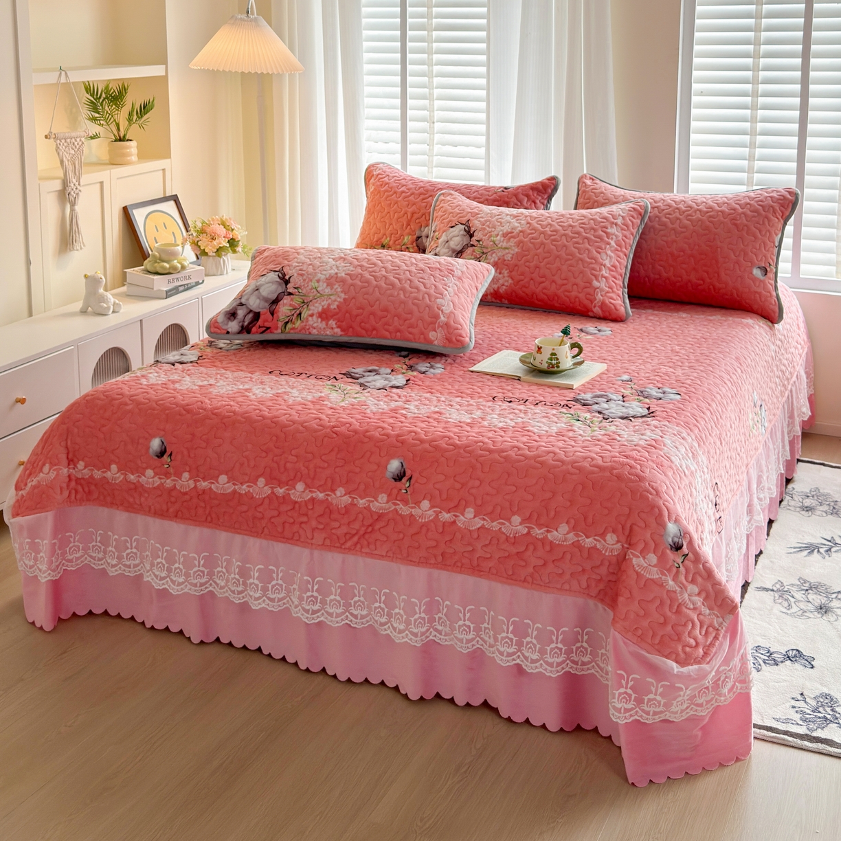 91家纺网 家纺一手货源 找家纺 梓依家纺 2025新款牛奶绒单床裙款蕾丝床盖三件套四件套 绵绵细语