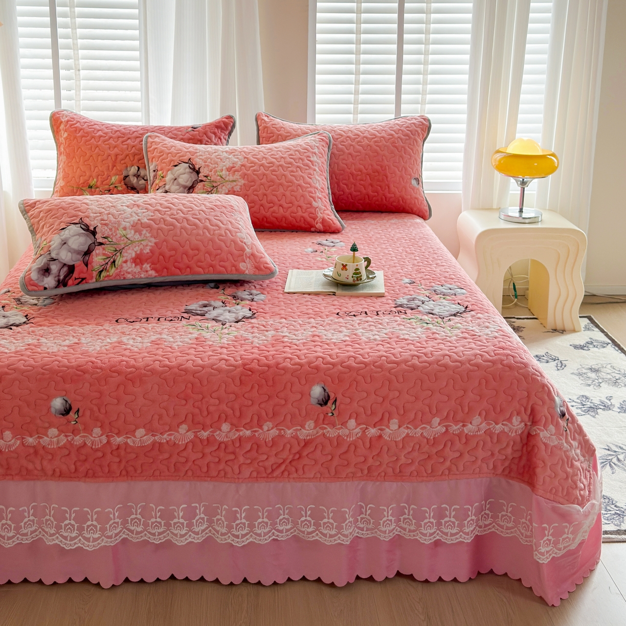 91家纺网 家纺一手货源 找家纺 梓依家纺 2025新款牛奶绒单床裙款蕾丝床盖三件套四件套 绵绵细语