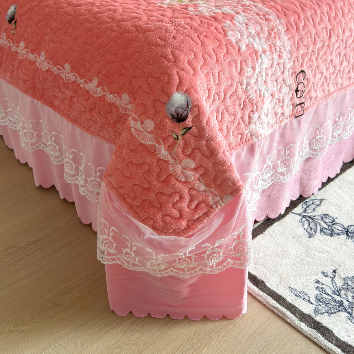 91家纺网 家纺一手货源 找家纺 梓依家纺 2025新款牛奶绒单床裙款蕾丝床盖三件套四件套 绵绵细语