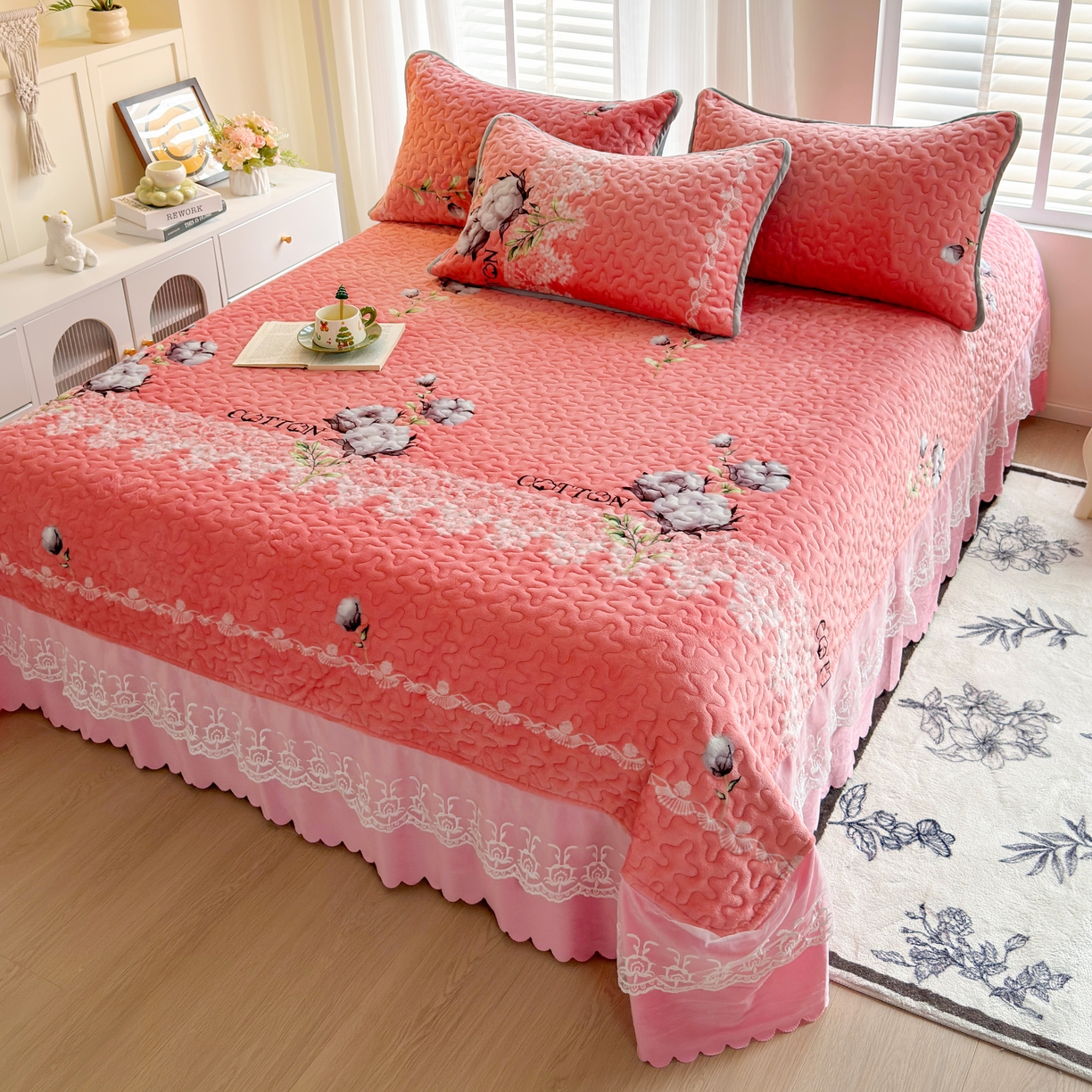 91家纺网 家纺一手货源 找家纺 梓依家纺 2025新款牛奶绒单床裙款蕾丝床盖三件套四件套 绵绵细语