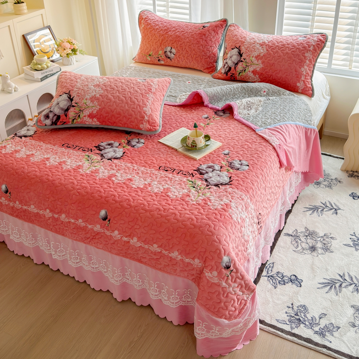 91家纺网 家纺一手货源 找家纺 梓依家纺 2025新款牛奶绒单床裙款蕾丝床盖三件套四件套 绵绵细语