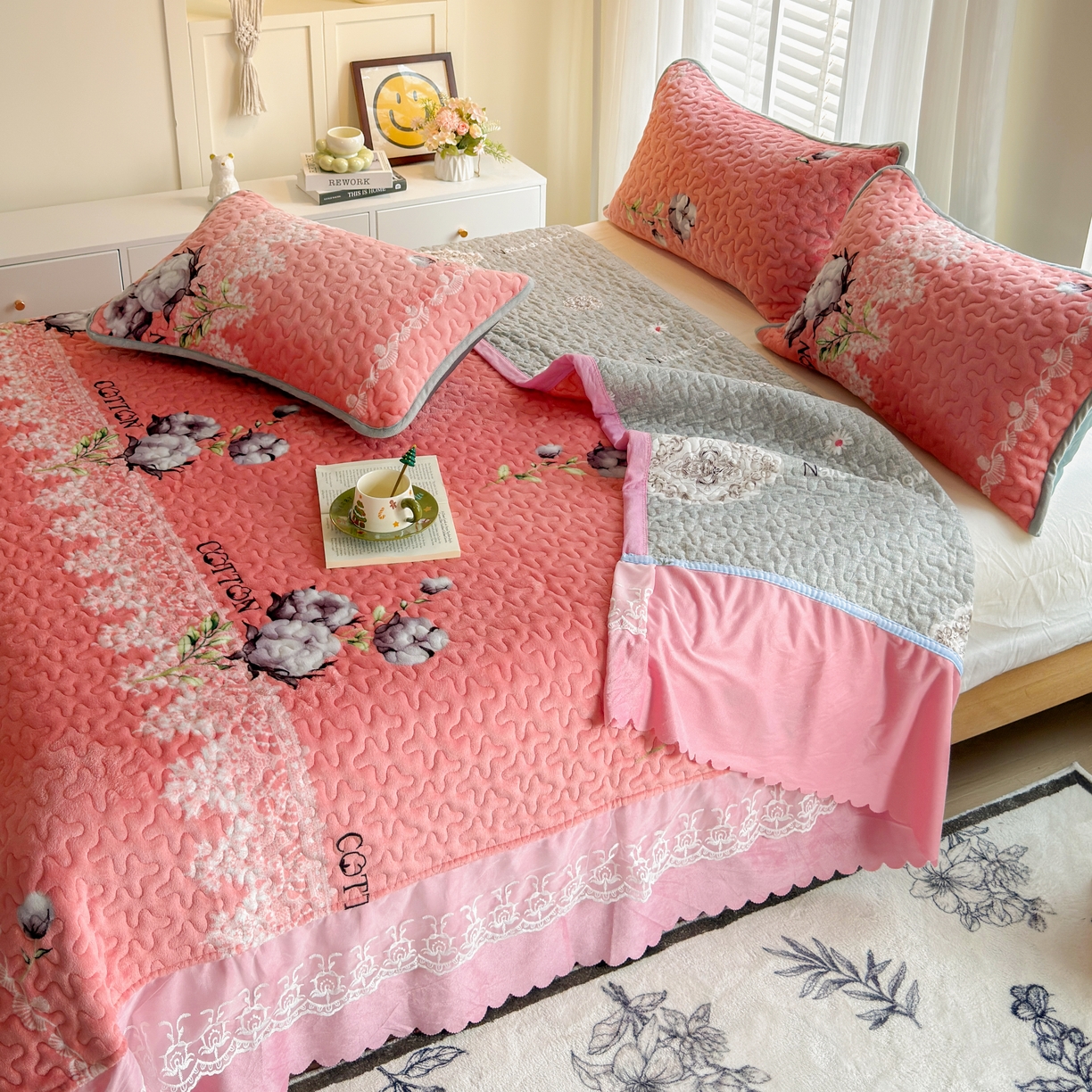 91家纺网 家纺一手货源 找家纺 梓依家纺 2025新款牛奶绒单床裙款蕾丝床盖三件套四件套 绵绵细语