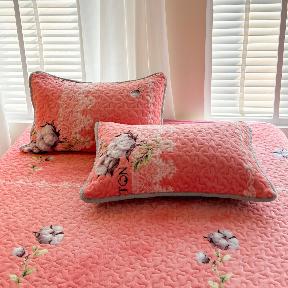 91家纺网 家纺一手货源 找家纺 梓依家纺 2025新款牛奶绒单床裙款蕾丝床盖三件套四件套 绵绵细语