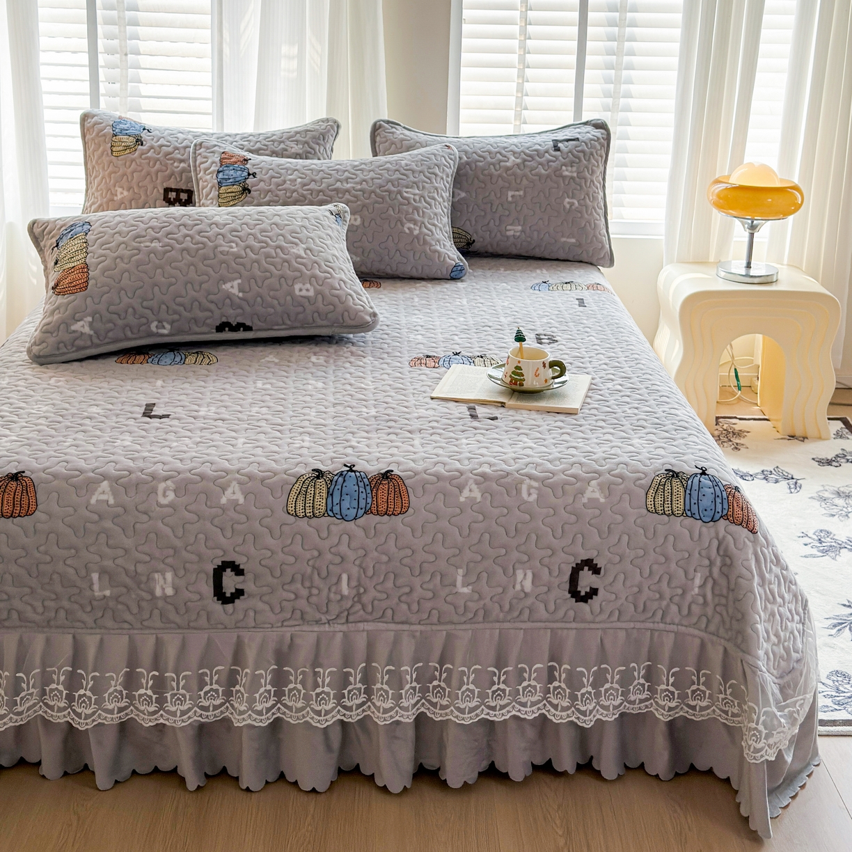 91家纺网 家纺一手货源 找家纺 梓依家纺 2025新款牛奶绒单床裙款蕾丝床盖三件套四件套 奇趣南瓜