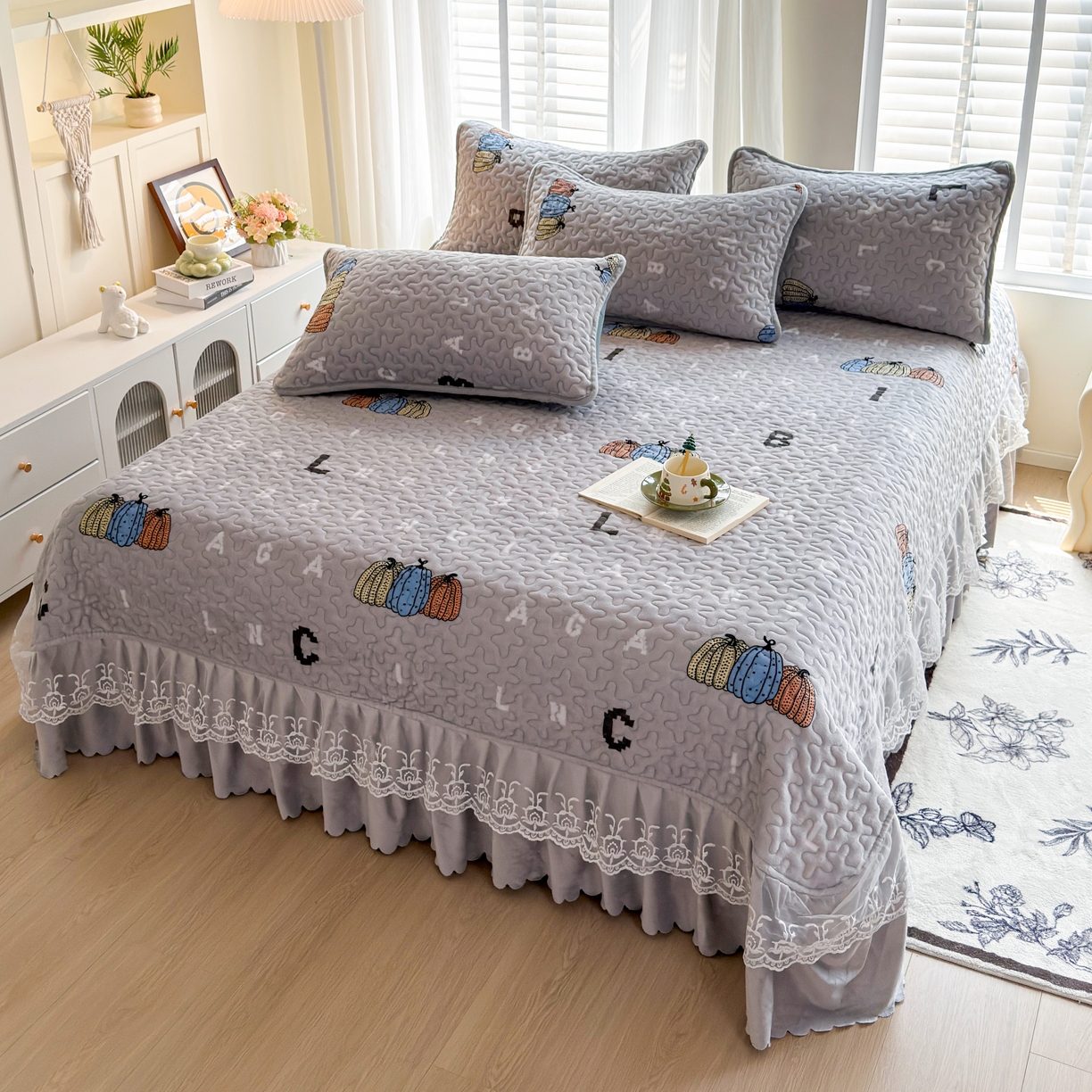 91家纺网 家纺一手货源 找家纺 梓依家纺 2025新款牛奶绒单床裙款蕾丝床盖三件套四件套 奇趣南瓜