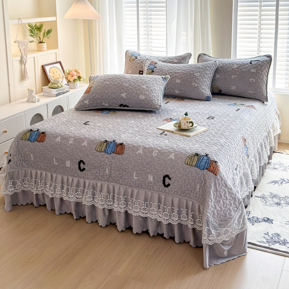 91家纺网 家纺一手货源 找家纺 梓依家纺 2025新款牛奶绒单床裙款蕾丝床盖三件套四件套 奇趣南瓜