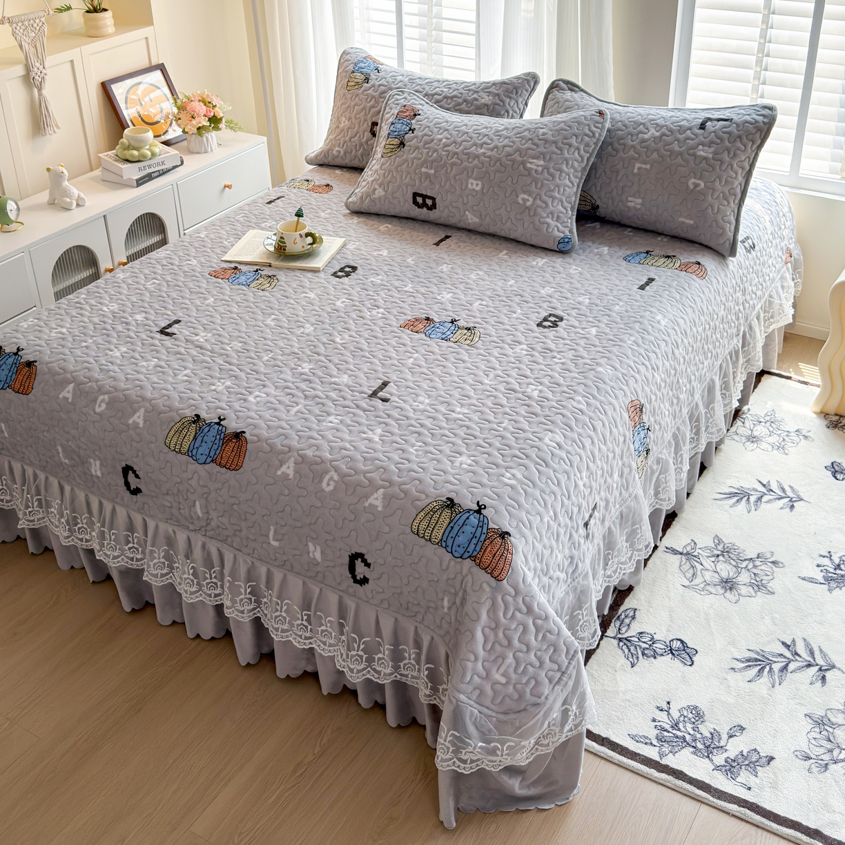 91家纺网 家纺一手货源 找家纺 梓依家纺 2025新款牛奶绒单床裙款蕾丝床盖三件套四件套 奇趣南瓜