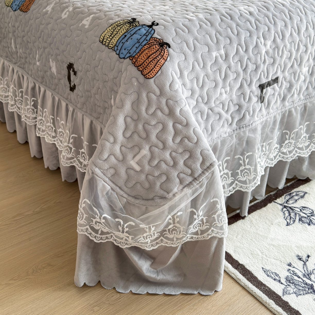 91家纺网 家纺一手货源 找家纺 梓依家纺 2025新款牛奶绒单床裙款蕾丝床盖三件套四件套 奇趣南瓜