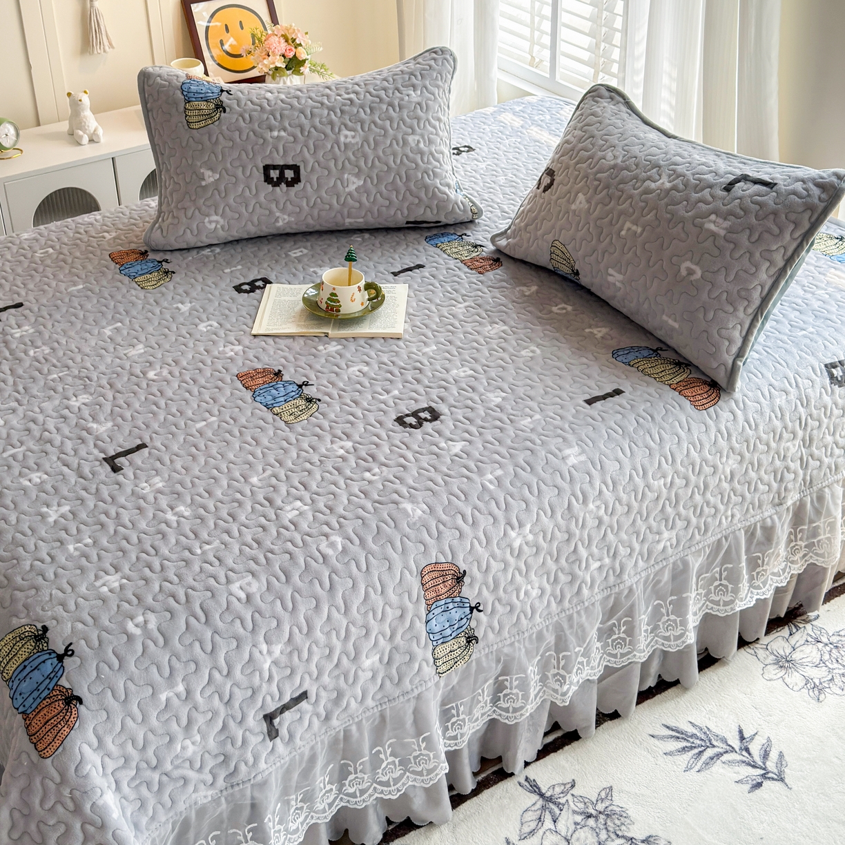 91家纺网 家纺一手货源 找家纺 梓依家纺 2025新款牛奶绒单床裙款蕾丝床盖三件套四件套 奇趣南瓜