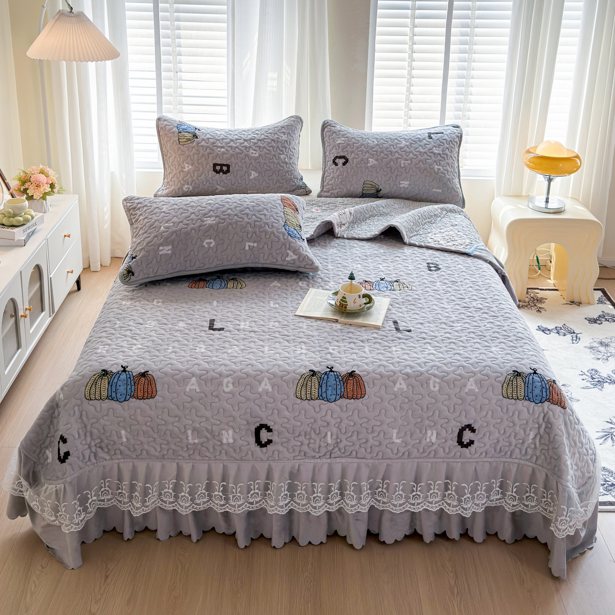 91家纺网 家纺一手货源 找家纺 梓依家纺 2025新款牛奶绒单床裙款蕾丝床盖三件套四件套 奇趣南瓜