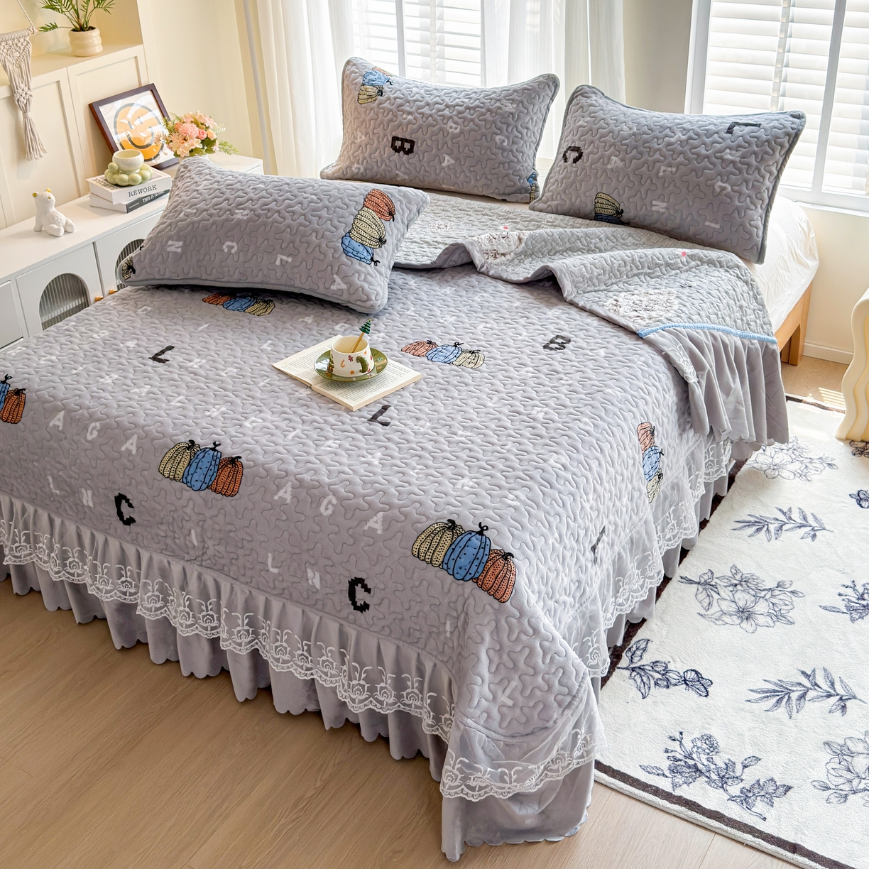 91家纺网 家纺一手货源 找家纺 梓依家纺 2025新款牛奶绒单床裙款蕾丝床盖三件套四件套 奇趣南瓜