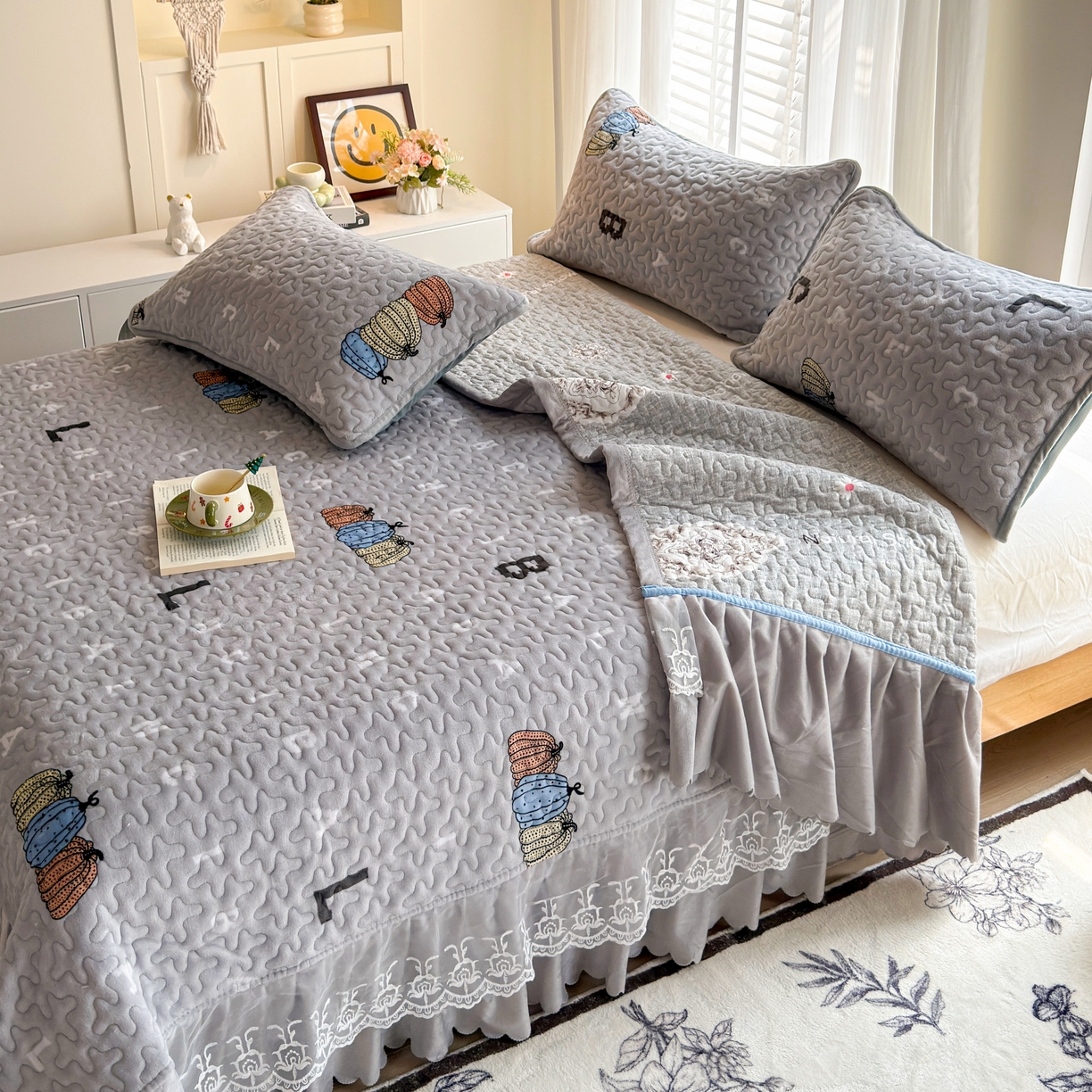 91家纺网 家纺一手货源 找家纺 梓依家纺 2025新款牛奶绒单床裙款蕾丝床盖三件套四件套 奇趣南瓜