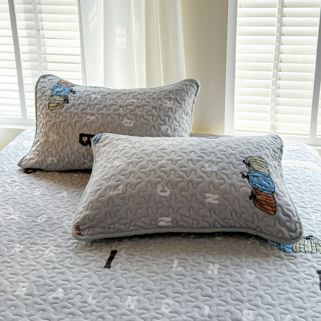 91家纺网 家纺一手货源 找家纺 梓依家纺 2025新款牛奶绒单床裙款蕾丝床盖三件套四件套 奇趣南瓜