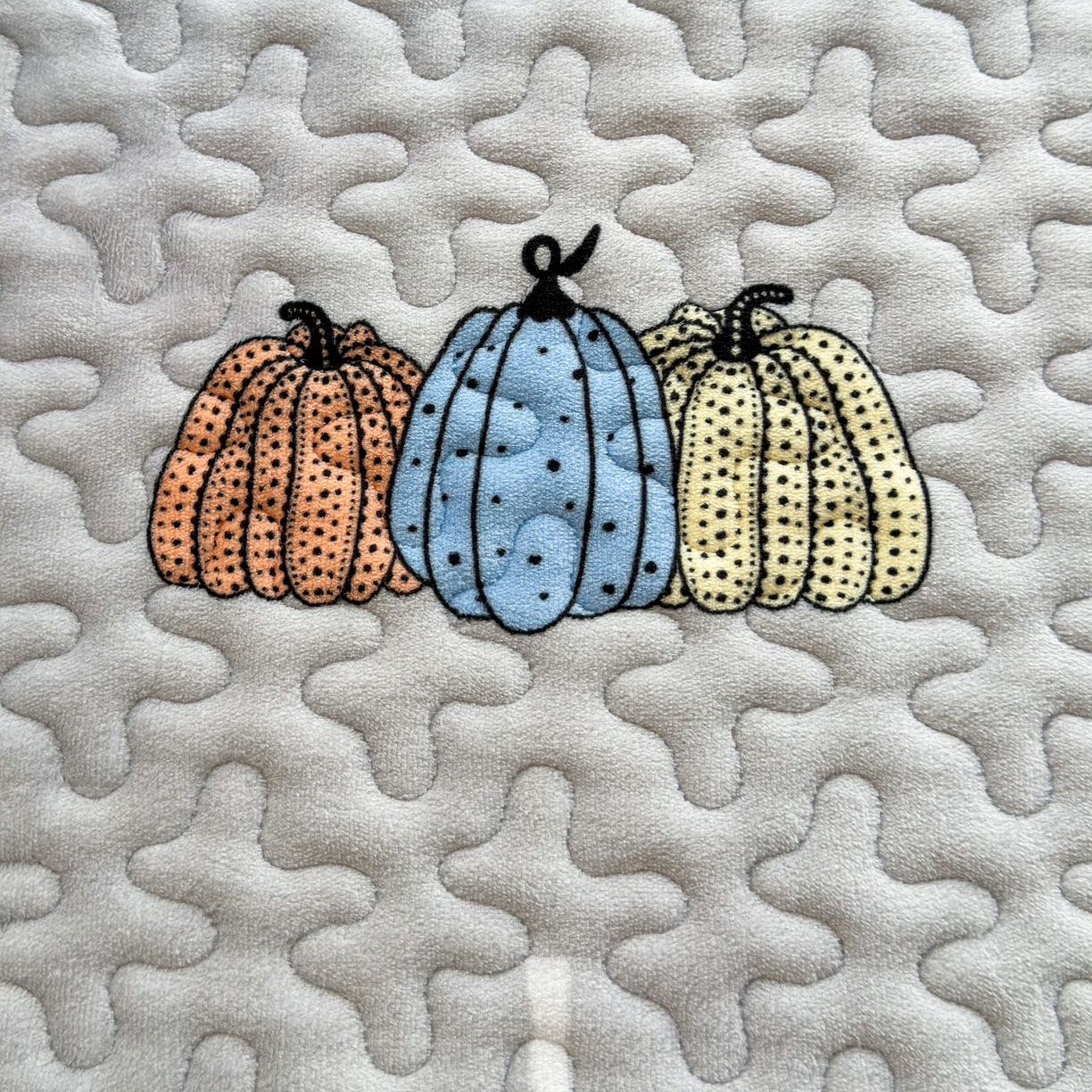 91家纺网 家纺一手货源 找家纺 梓依家纺 2025新款牛奶绒单床裙款蕾丝床盖三件套四件套 奇趣南瓜