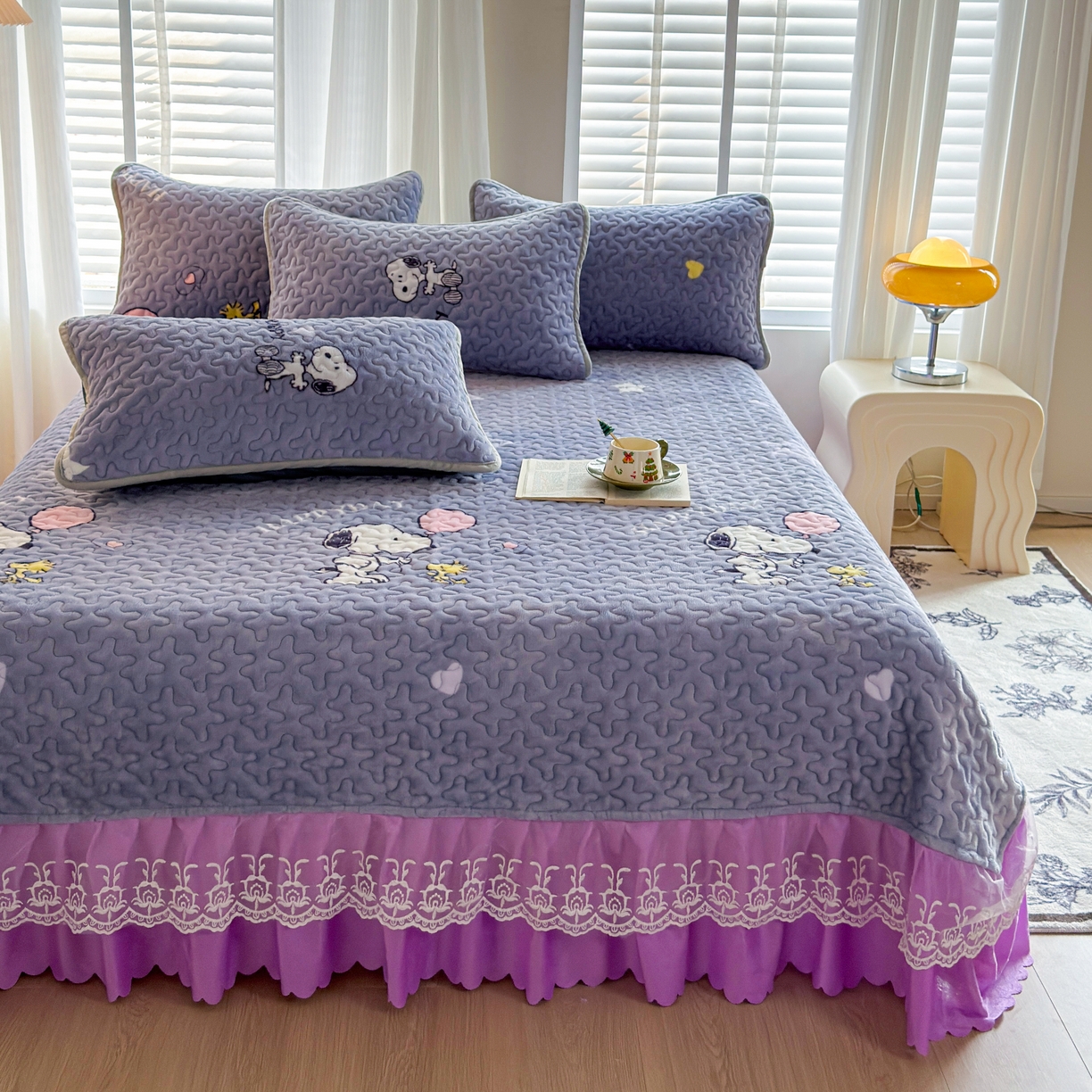 91家纺网 家纺一手货源 找家纺 梓依家纺 2025新款牛奶绒单床裙款蕾丝床盖三件套四件套 史努比