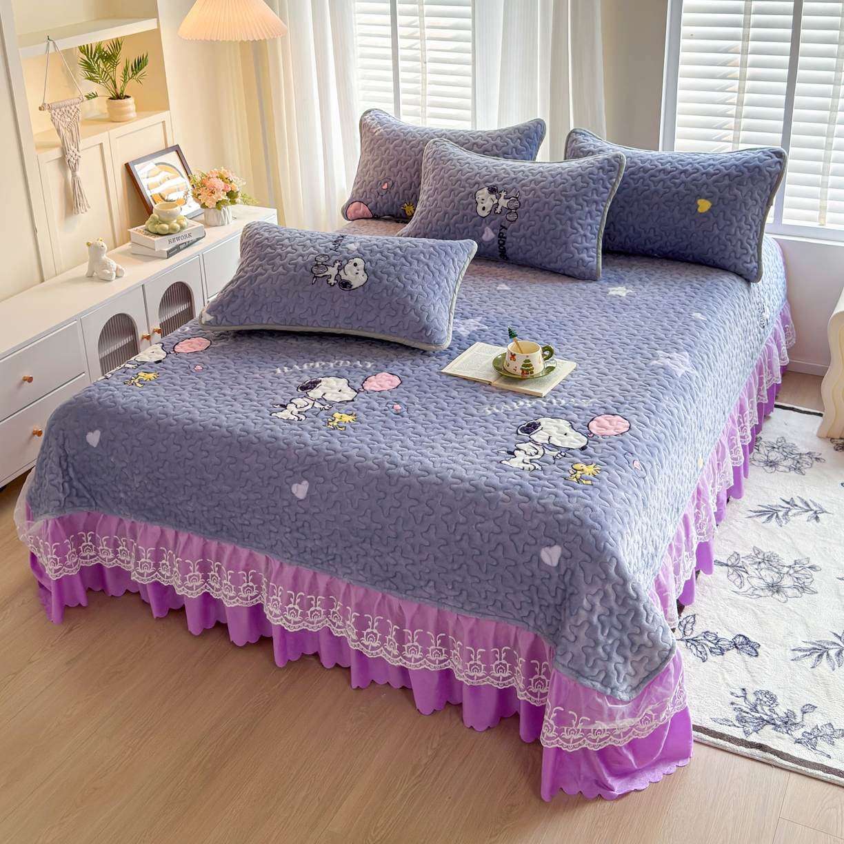 91家纺网 家纺一手货源 找家纺 梓依家纺 2025新款牛奶绒单床裙款蕾丝床盖三件套四件套 史努比