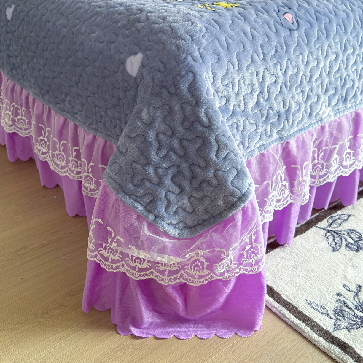 91家纺网 家纺一手货源 找家纺 梓依家纺 2025新款牛奶绒单床裙款蕾丝床盖三件套四件套 史努比