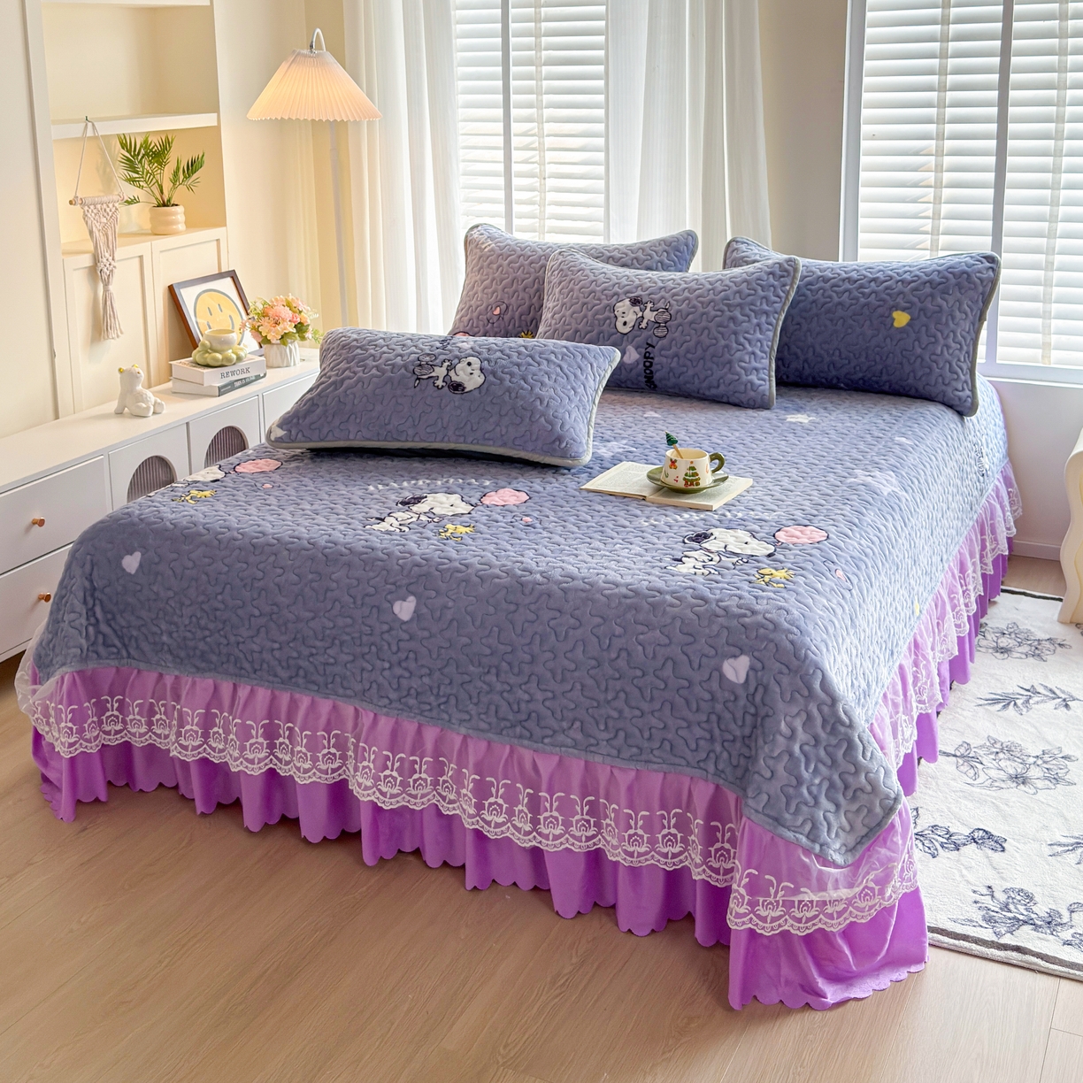 91家纺网 家纺一手货源 找家纺 梓依家纺 2025新款牛奶绒单床裙款蕾丝床盖三件套四件套 史努比