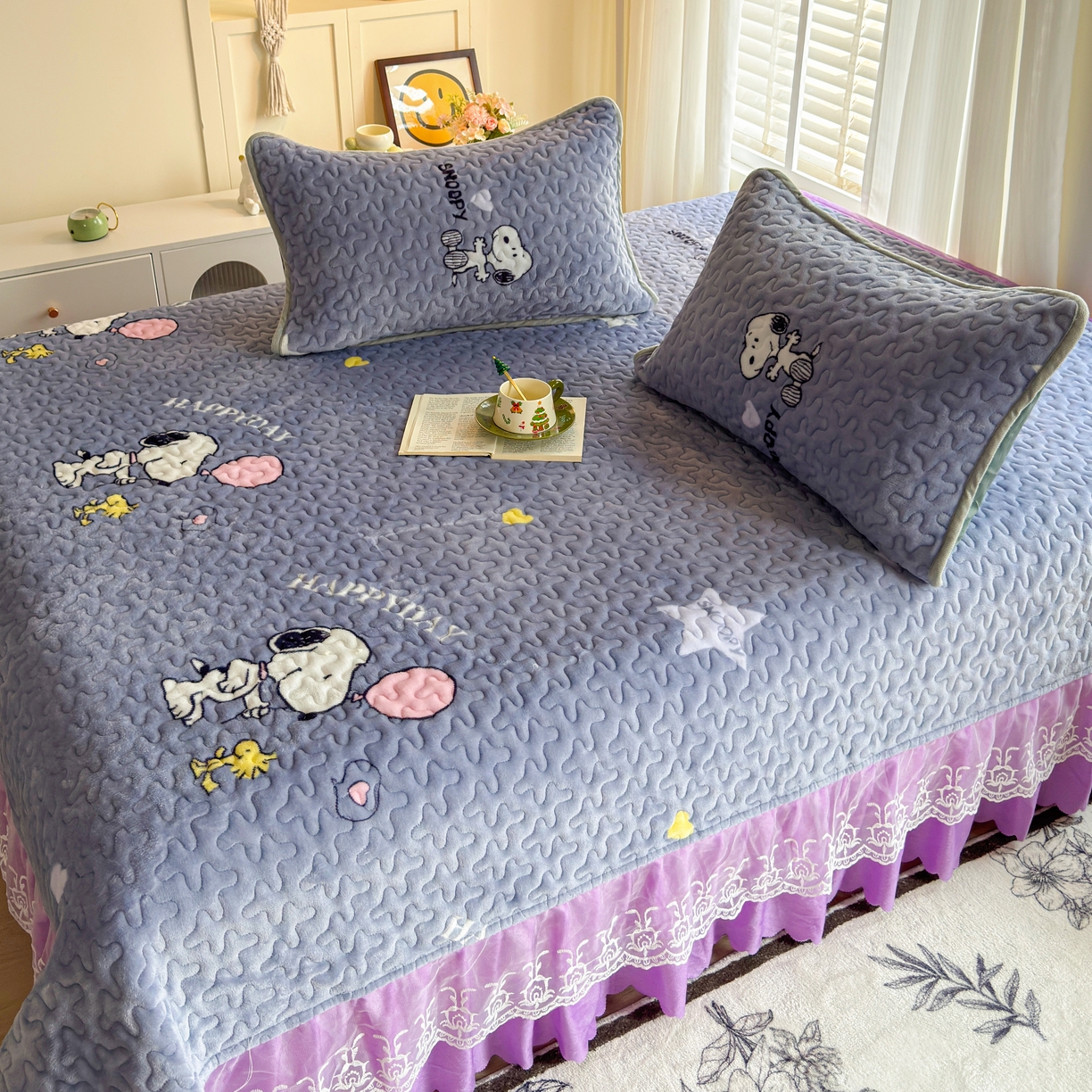 91家纺网 家纺一手货源 找家纺 梓依家纺 2025新款牛奶绒单床裙款蕾丝床盖三件套四件套 史努比