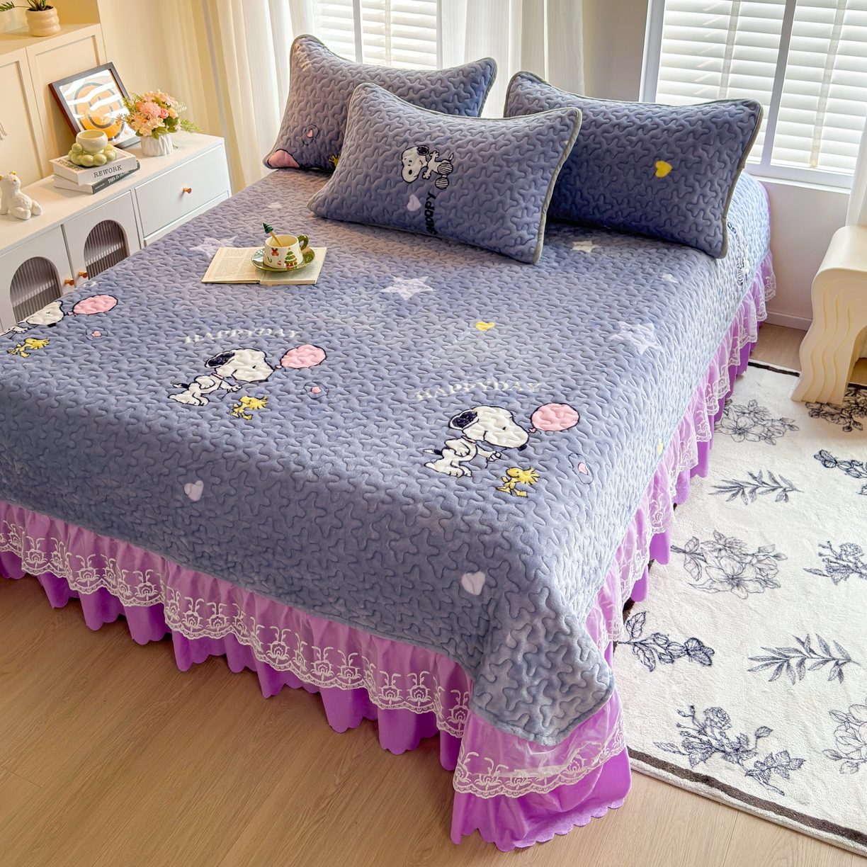 91家纺网 家纺一手货源 找家纺 梓依家纺 2025新款牛奶绒单床裙款蕾丝床盖三件套四件套 史努比