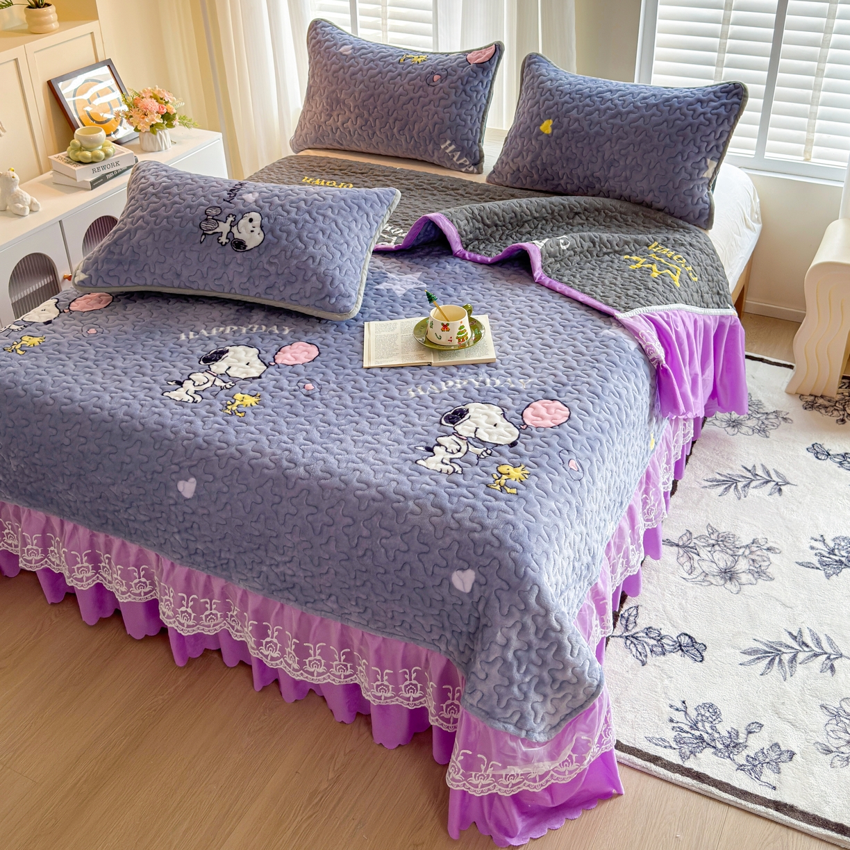 91家纺网 家纺一手货源 找家纺 梓依家纺 2025新款牛奶绒单床裙款蕾丝床盖三件套四件套 史努比