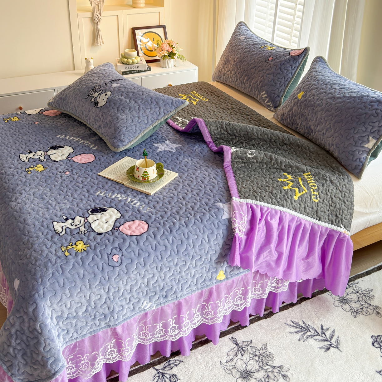 91家纺网 家纺一手货源 找家纺 梓依家纺 2025新款牛奶绒单床裙款蕾丝床盖三件套四件套 史努比