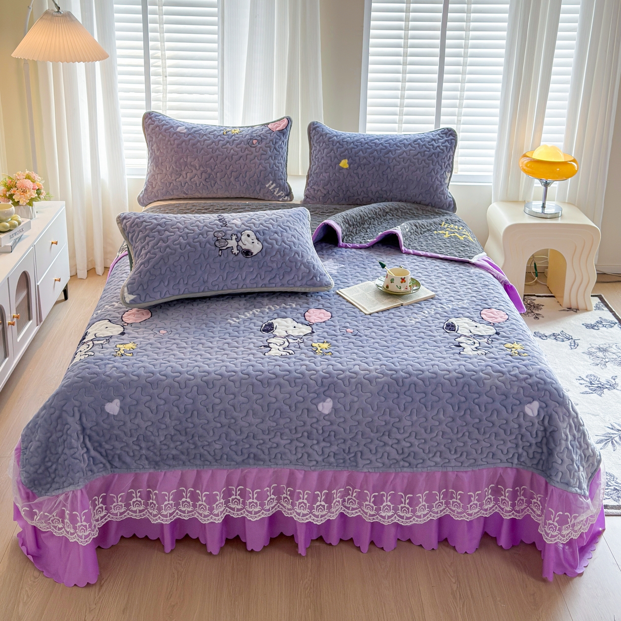 91家纺网 家纺一手货源 找家纺 梓依家纺 2025新款牛奶绒单床裙款蕾丝床盖三件套四件套 史努比