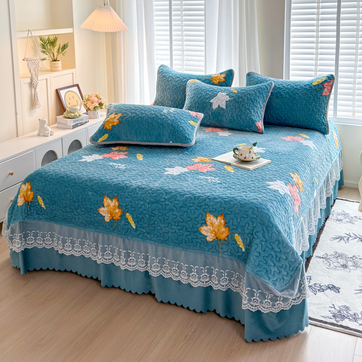 91家纺网 家纺一手货源 找家纺 梓依家纺 2025新款牛奶绒单床裙款蕾丝床盖三件套四件套 摇曳