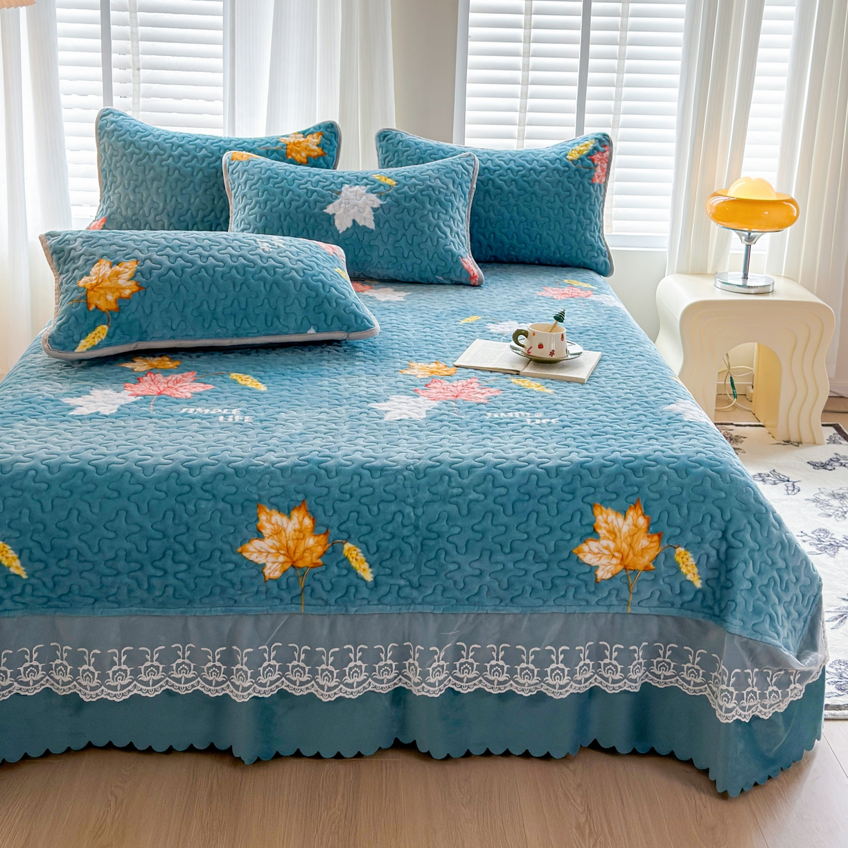 91家纺网 家纺一手货源 找家纺 梓依家纺 2025新款牛奶绒单床裙款蕾丝床盖三件套四件套 摇曳