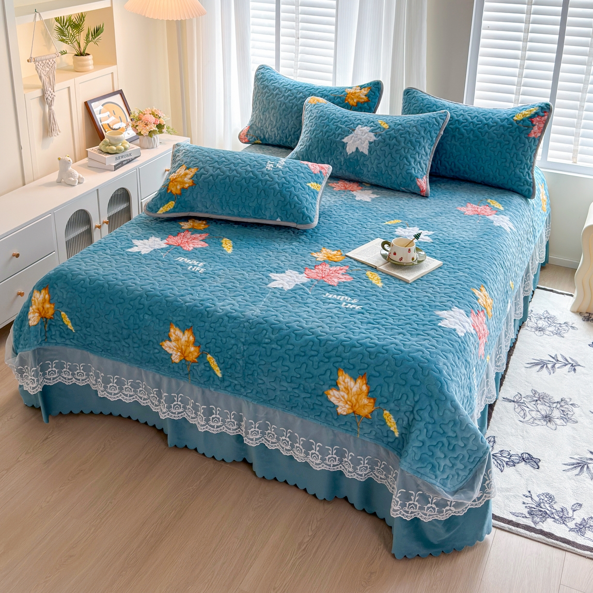 91家纺网 家纺一手货源 找家纺 梓依家纺 2025新款牛奶绒单床裙款蕾丝床盖三件套四件套 摇曳