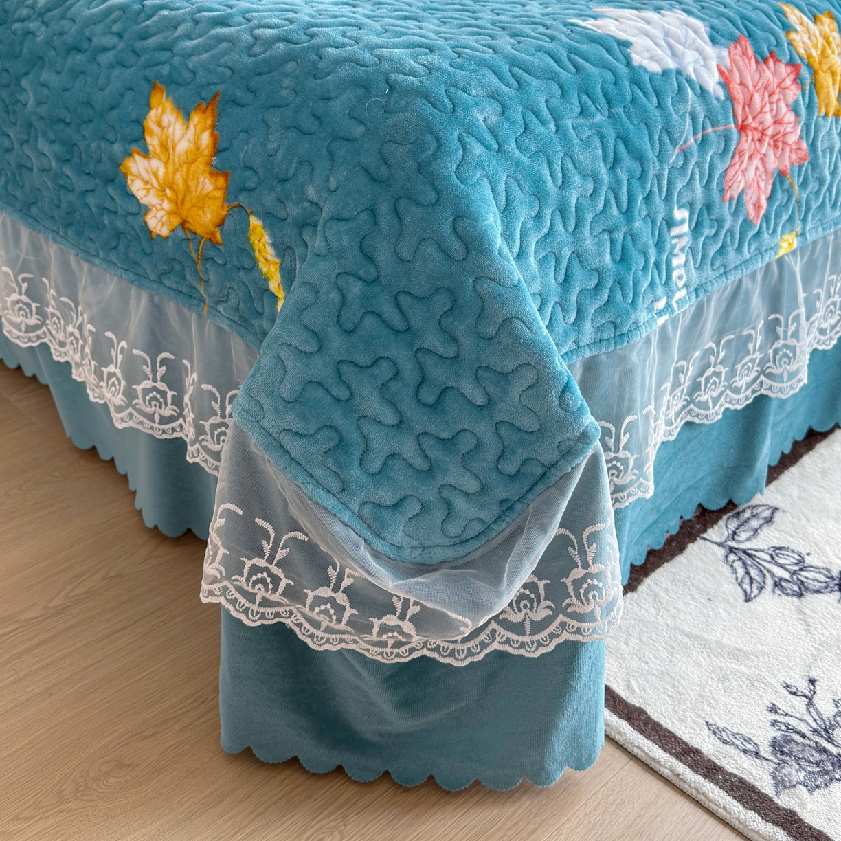 91家纺网 家纺一手货源 找家纺 梓依家纺 2025新款牛奶绒单床裙款蕾丝床盖三件套四件套 摇曳