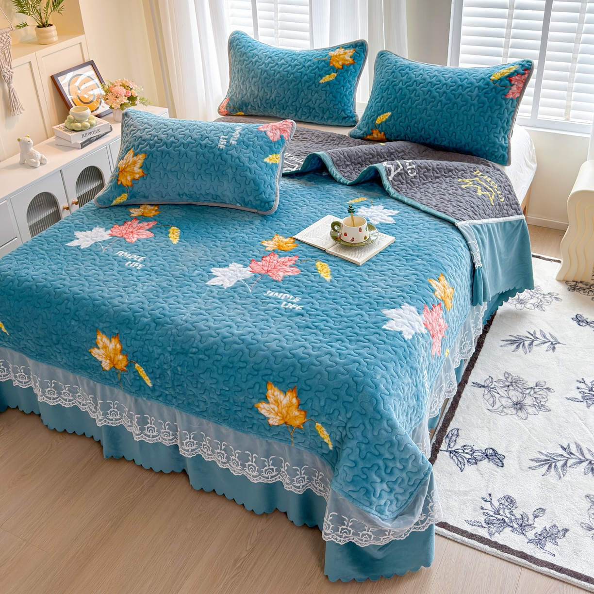 91家纺网 家纺一手货源 找家纺 梓依家纺 2025新款牛奶绒单床裙款蕾丝床盖三件套四件套 摇曳