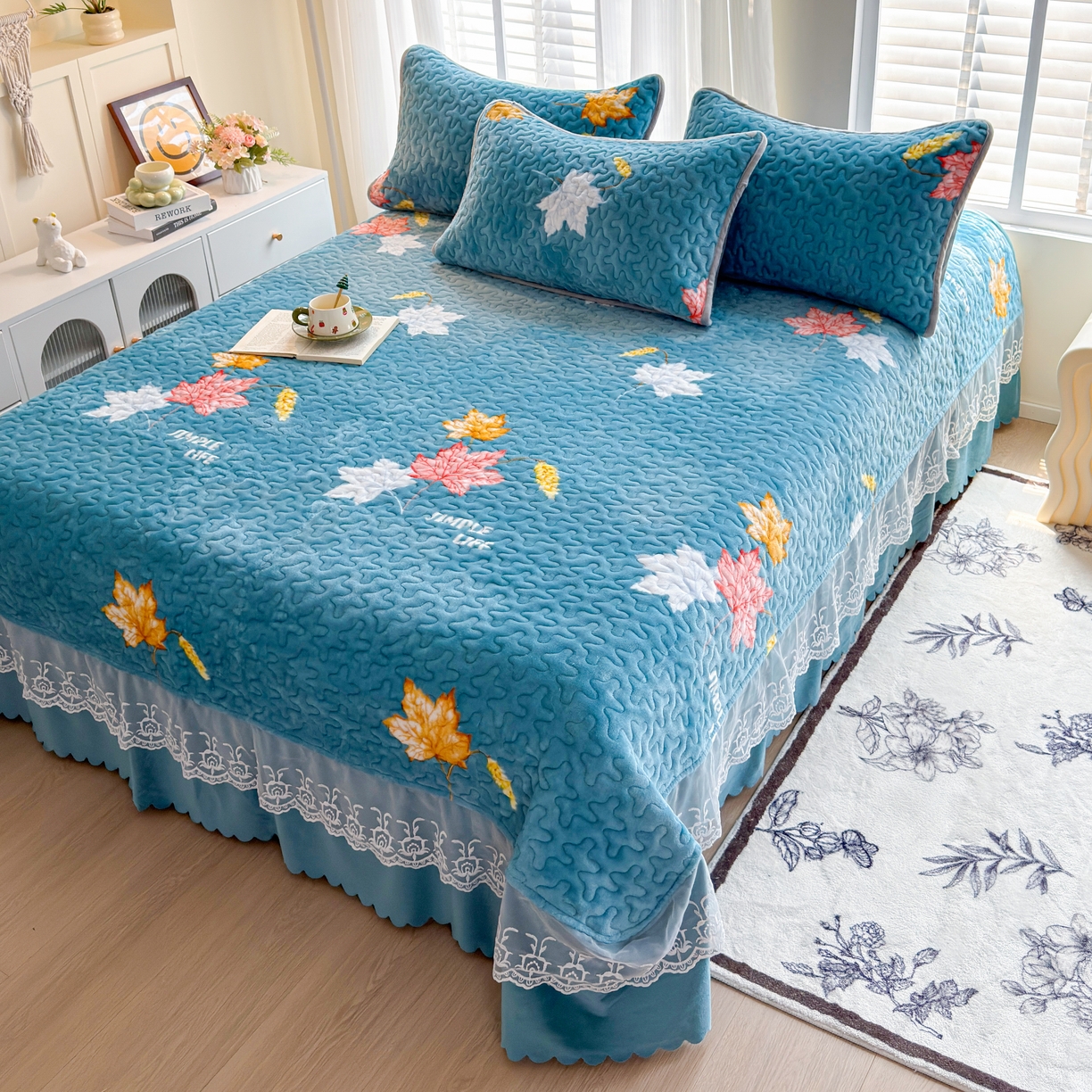 91家纺网 家纺一手货源 找家纺 梓依家纺 2025新款牛奶绒单床裙款蕾丝床盖三件套四件套 摇曳