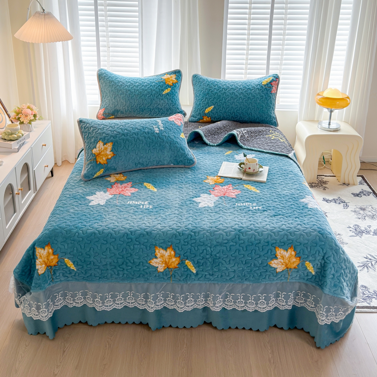 91家纺网 家纺一手货源 找家纺 梓依家纺 2025新款牛奶绒单床裙款蕾丝床盖三件套四件套 摇曳