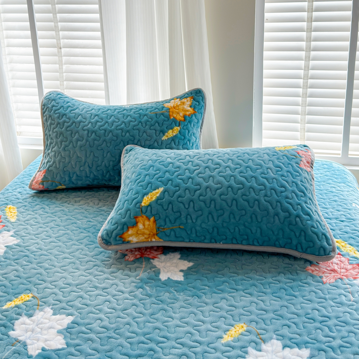 91家纺网 家纺一手货源 找家纺 梓依家纺 2025新款牛奶绒单床裙款蕾丝床盖三件套四件套 摇曳