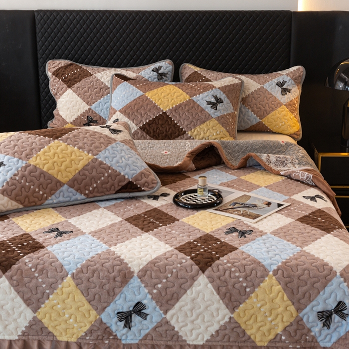 91家纺网 家纺一手货源 找家纺 梓依家纺 2025新款牛奶绒单床裙款蕾丝床盖三件套四件套 优雅蝴蝶结