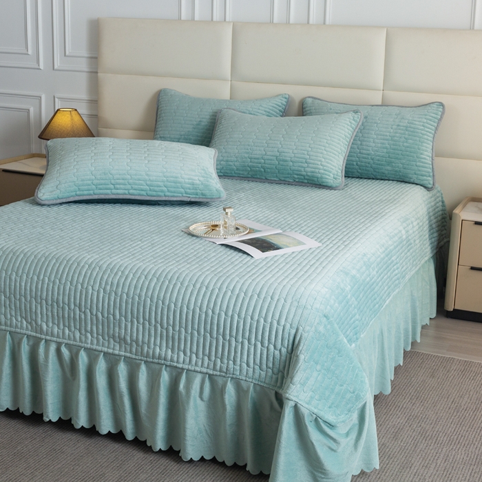 91家纺网 家纺一手货源 找家纺 梓依家纺 2025新款牛奶绒单床裙款蕾丝床盖三件套四件套 海盐蓝