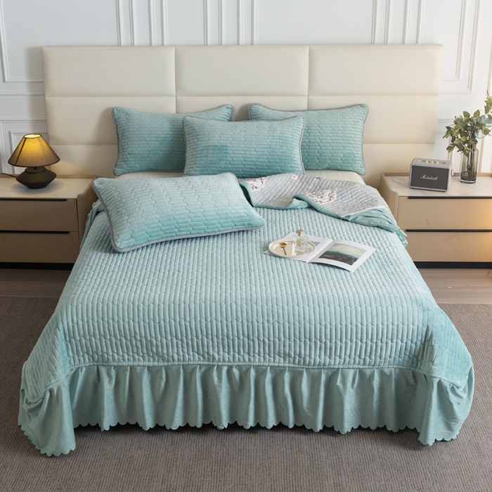 91家纺网 家纺一手货源 找家纺 梓依家纺 2025新款牛奶绒单床裙款蕾丝床盖三件套四件套 海盐蓝